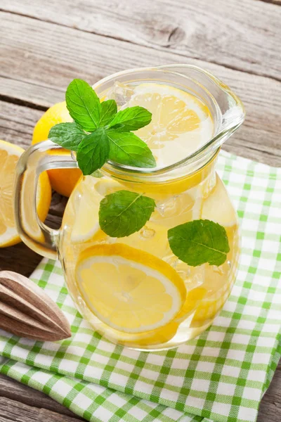 Limonade mit Minze und Eis — Stockfoto