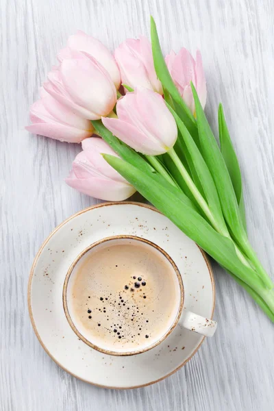 Rosa Tulpen und Kaffeetasse — Stockfoto