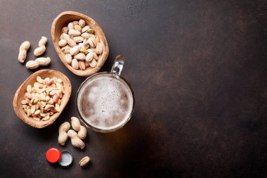 Lager bira bardağı ve aperatifler