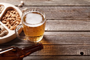 bira bardağı ve aperatifler