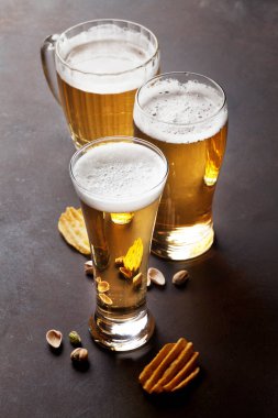 Üç bira bardağı.