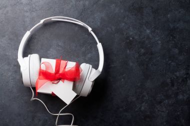 Kulaklık ve hediye kutusu