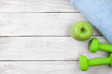 Halter, havlu ve elma