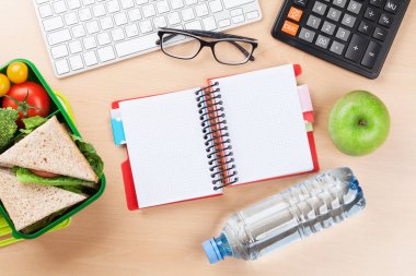 Ofis, banka donatımı ve sebzeli yemek kutusu