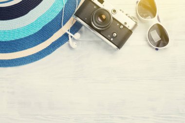 Kamera, şapka ve güneş gözlüğü