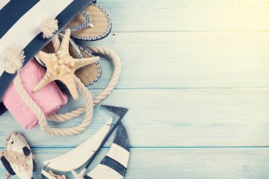 Çanta, havlu ve parmak arası terlik 