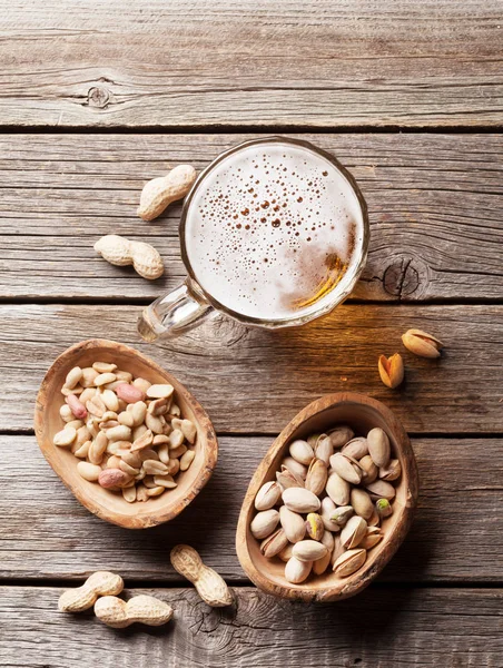 Ölglas och snacks — Stockfoto