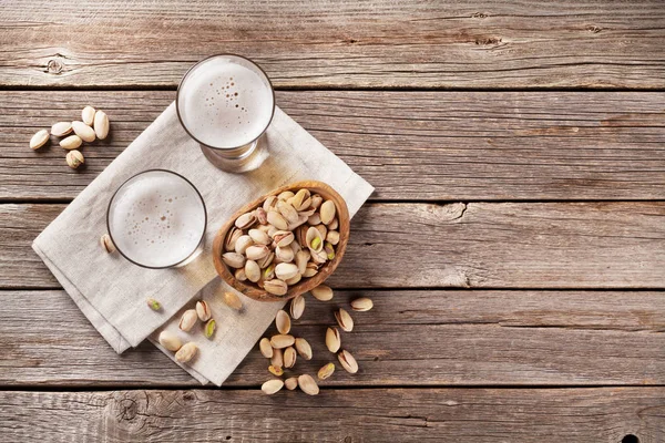 Ölglas och snacks — Stockfoto