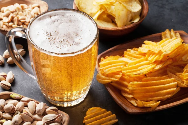 Boccale di birra e snack — Foto Stock