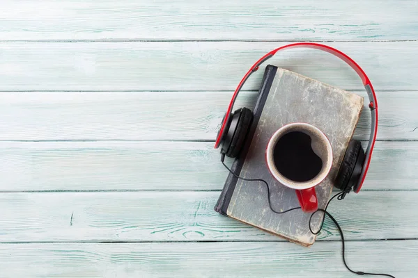 Auriculares, café y libro — Foto de Stock