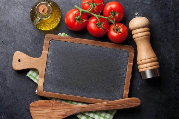 Kochutensilien und Tomaten — Stockfoto