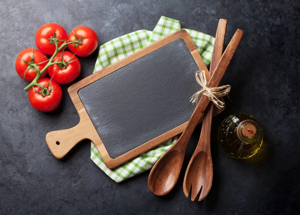 Kuchyňské náčiní a rajčaty — Stock fotografie