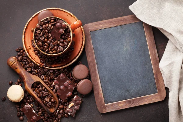 Xícara de café, feijão e macaroons — Fotografia de Stock