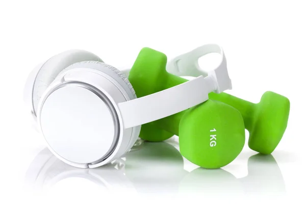 Halteres verdes e fones de ouvido — Fotografia de Stock