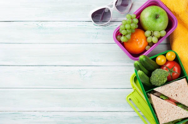 Vakken met groenten en fruit — Stockfoto