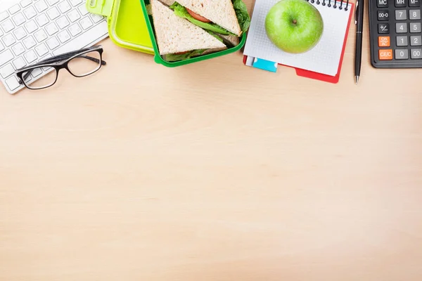 Materiały biurowe i lunch box z warzyw — Zdjęcie stockowe