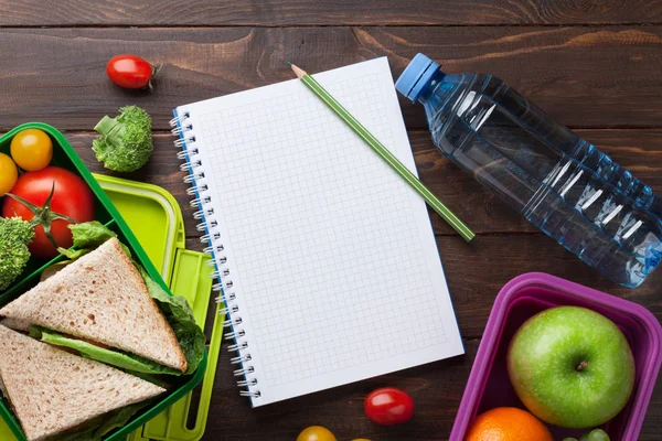 Box mit Gemüse und Sandwich — Stockfoto