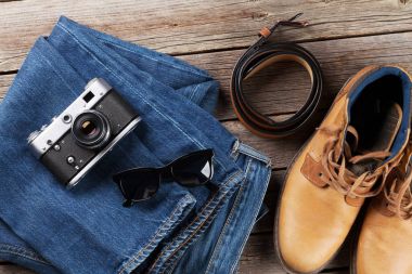 Kot pantolon, Ayakkabı, gözlük, fotoğraf makinesi
