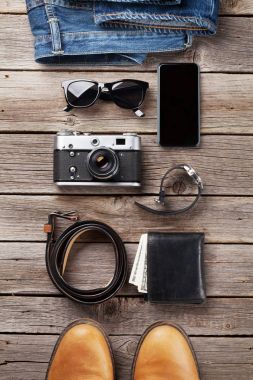 Kot pantolon, Ayakkabı, gözlük, fotoğraf makinesi, smartphone