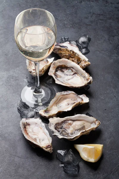 Austern mit Zitrone und Weißwein — Stockfoto