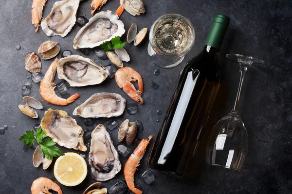 Fruits de mer frais et vin blanc — Photo