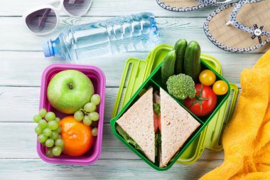 sebze ve bir sandviç yemek kutusu