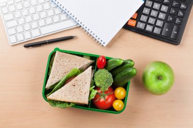 Ofis, banka donatımı ve sebzeli yemek kutusu