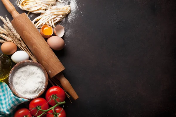 Cooking utensils and tomatoes — Stock Photo, Image