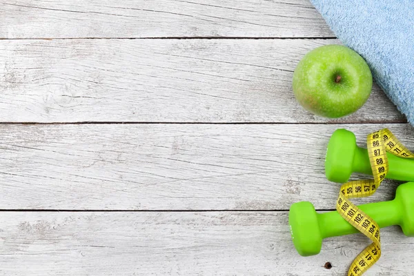 Hantlar, äpple och måttband — Stockfoto