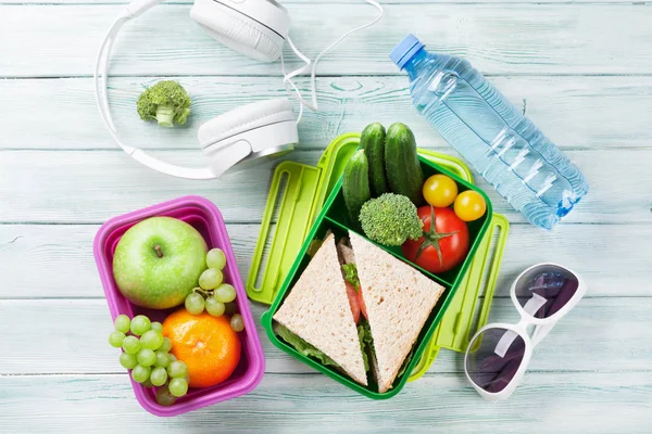 Lunchbox mit Gemüse und Sandwich — Stockfoto