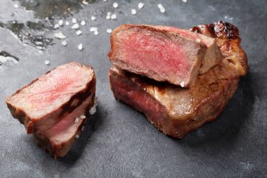 Dilimlenmiş dana biftek ızgara