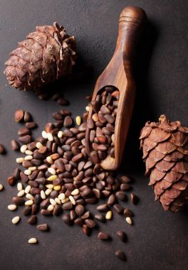 Çam fıstığı masada