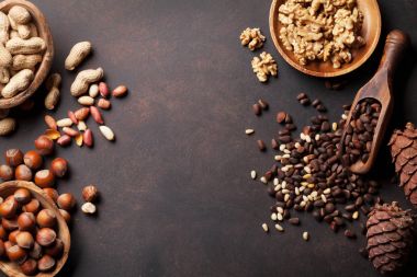 Kase içinde çeşitli fındık