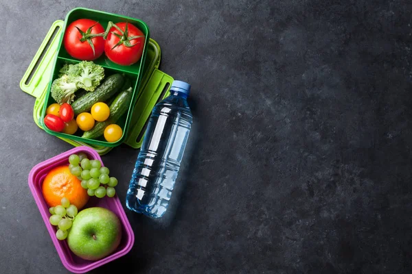 Lådor med grönsaker och frukter — Stockfoto