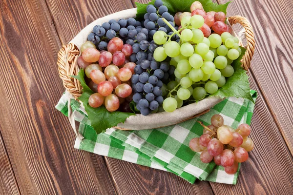 Bunch grapes in basket — Stock Photo, Image