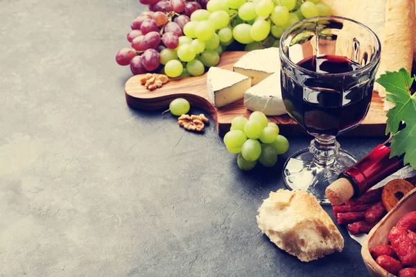 Vinho, uva, queijo, salsichas — Fotografia de Stock