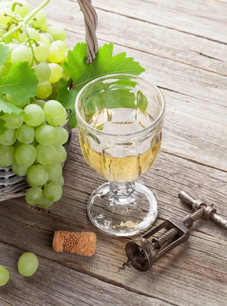Белый виноград и бокал вина — стоковое фото