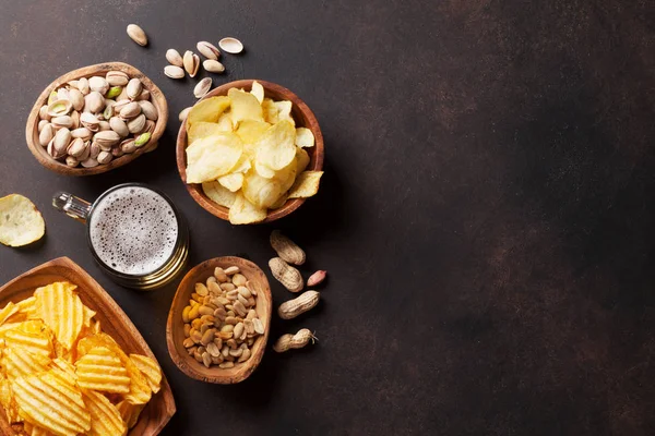 Cerveja Lager e lanches na mesa de pedra — Fotografia de Stock