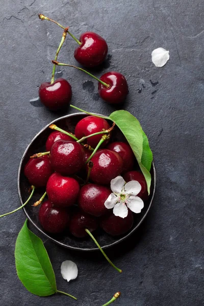 Cerises de jardin fraîches — Photo