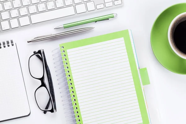 Kaffekopp, tangentbord, notebook. Glasögon — Stockfoto