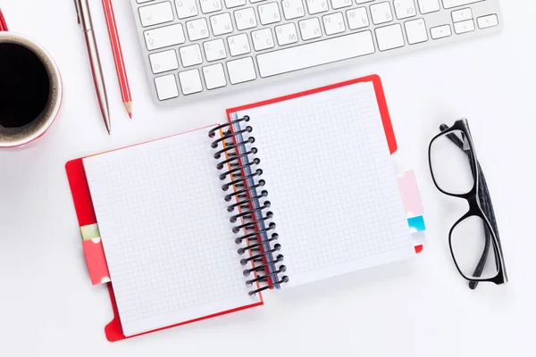 Koffiekopje-, toetsenbord-, laptop- en brillen — Stockfoto