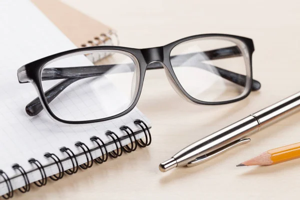 Notizblöcke, Stift, Bleistift und Brille — Stockfoto
