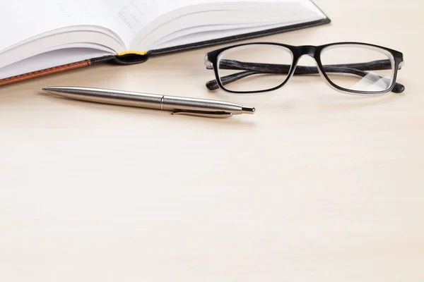 Notizblock, Stift und Brille — Stockfoto