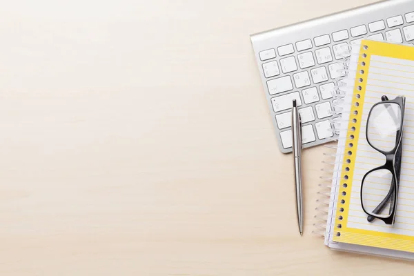 Teclado, caderno e óculos — Fotografia de Stock