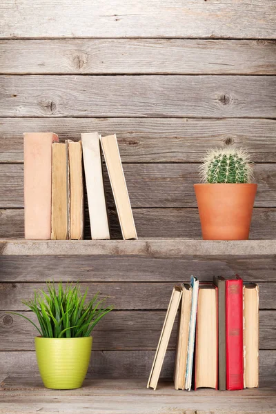 Oude boeken op houten planken — Stockfoto