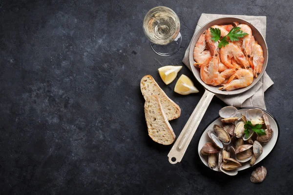 Scallops and shrimps with wine — Stock Photo, Image