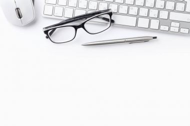 klavye, fare, gözlük ve kalem