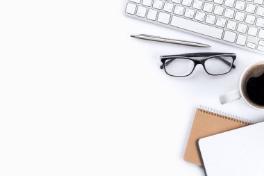 kahve fincanı, klavye ve defter