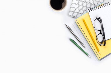 klavye, gözlük, not defteri ve kahve