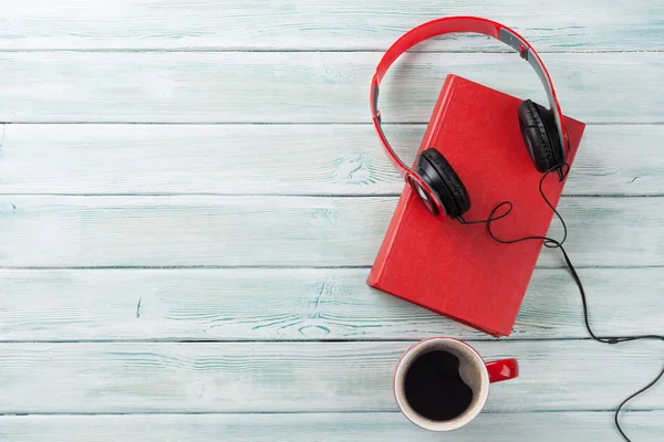 Auriculares, café y libro —  Fotos de Stock